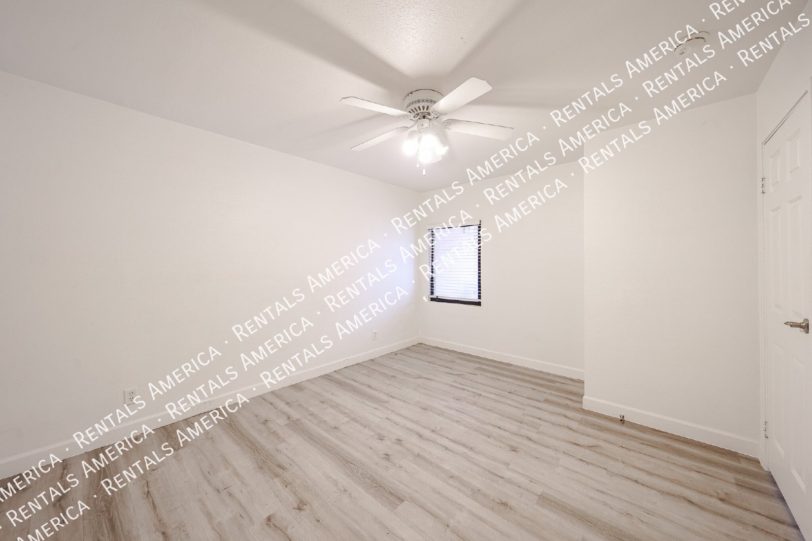 1 bedroom with washer and dryer! property image