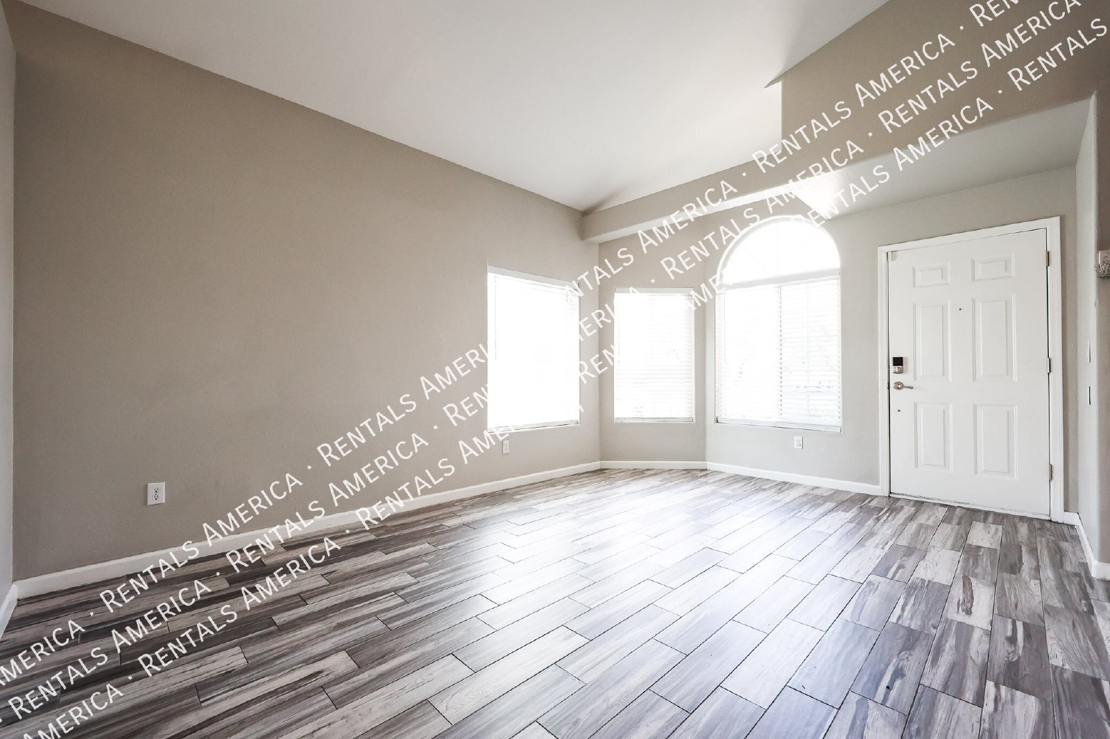 Spacious 3-Bedroom Corner Unit in Convenient East Mesa Location! property image