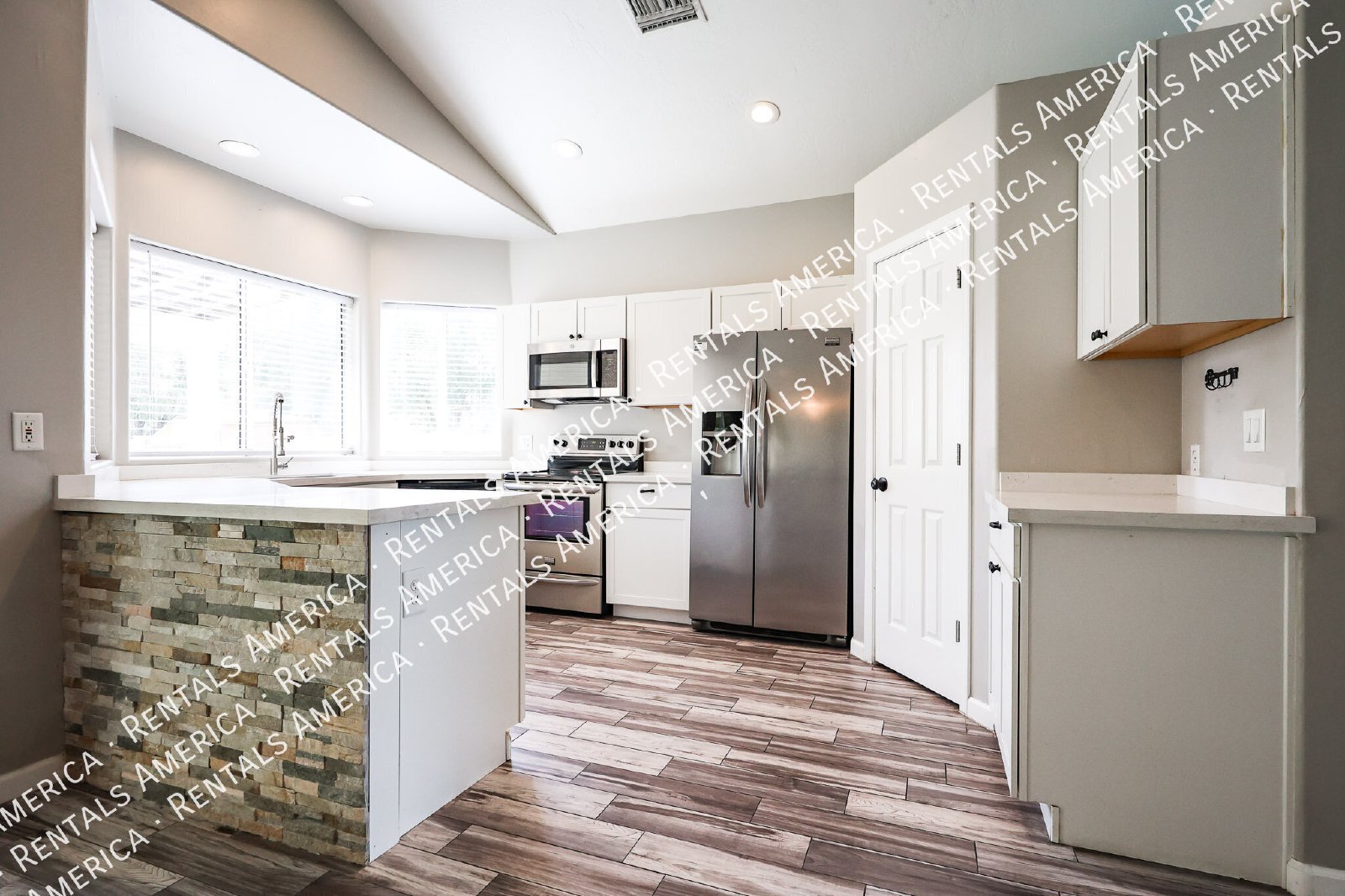 Spacious 3-Bedroom Corner Unit in Convenient East Mesa Location! property image