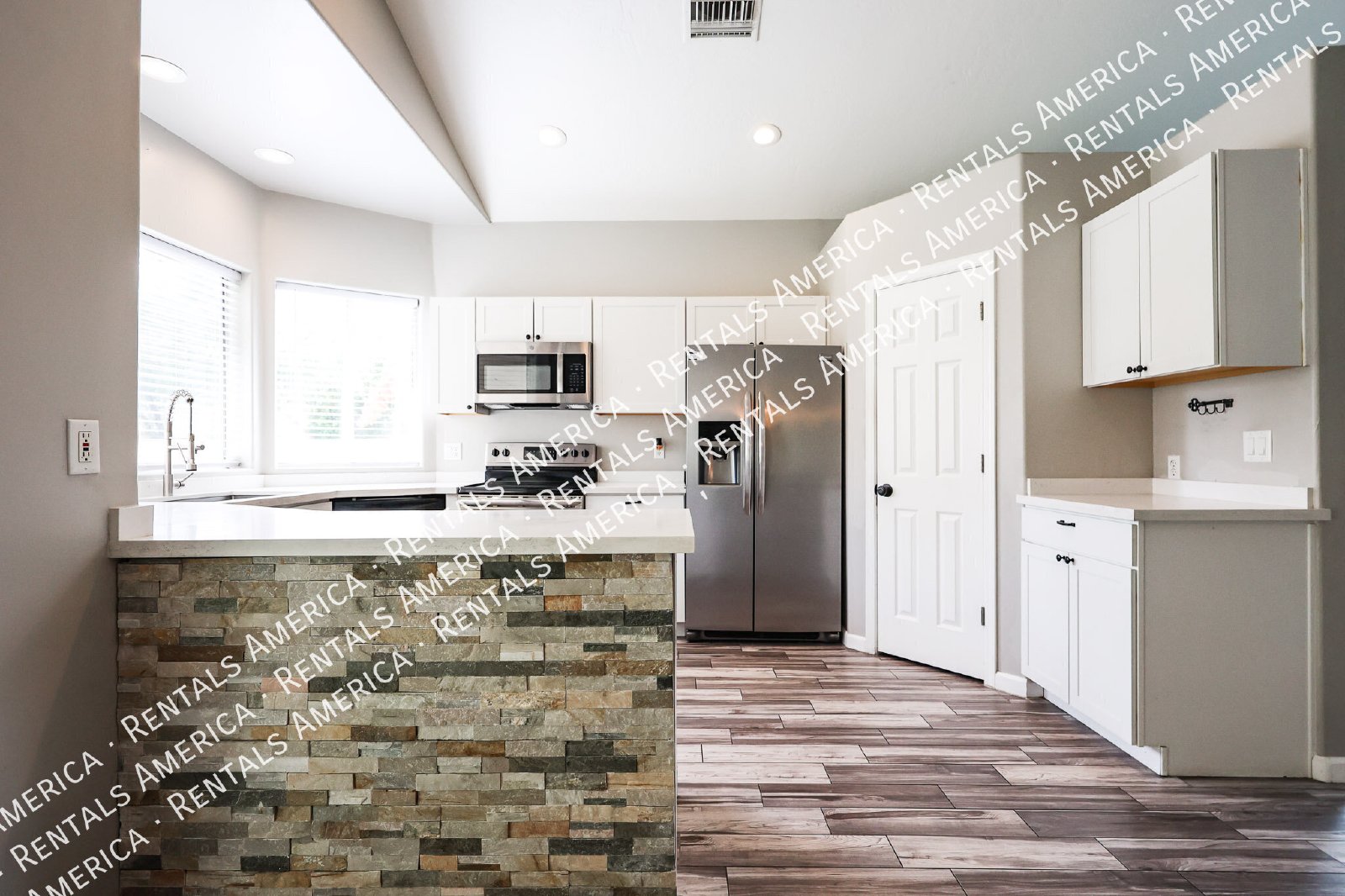 Spacious 3-Bedroom Corner Unit in Convenient East Mesa Location! property image