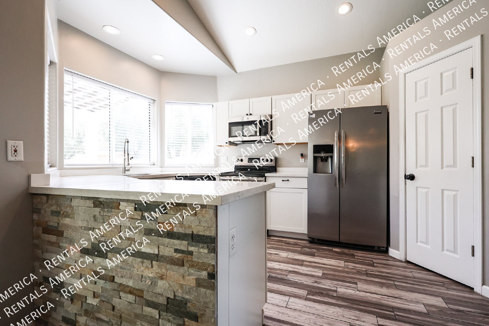 Spacious 3-Bedroom Corner Unit in Convenient East Mesa Location! property image