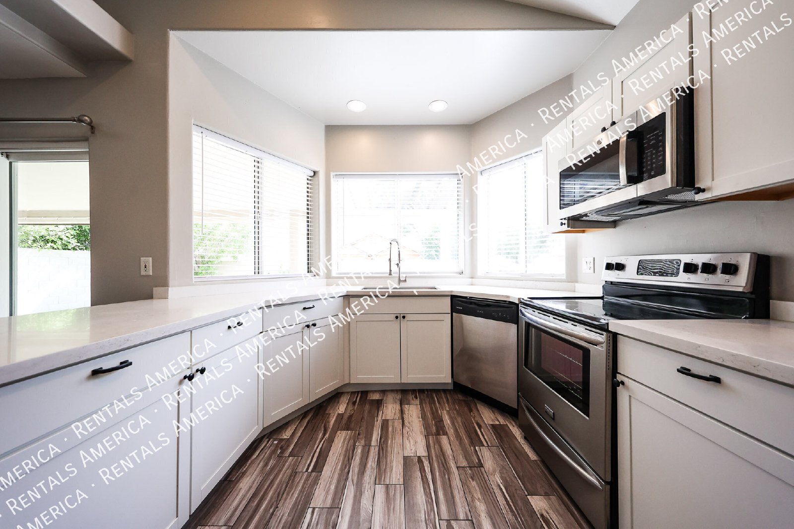 Spacious 3-Bedroom Corner Unit in Convenient East Mesa Location! property image
