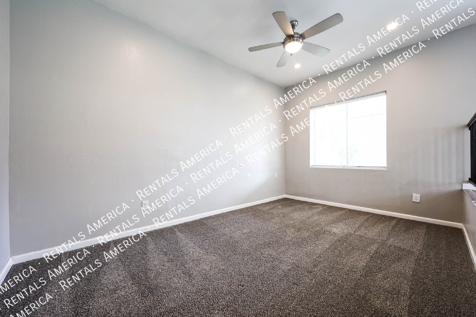 Spacious 3-Bedroom Corner Unit in Convenient East Mesa Location! property image