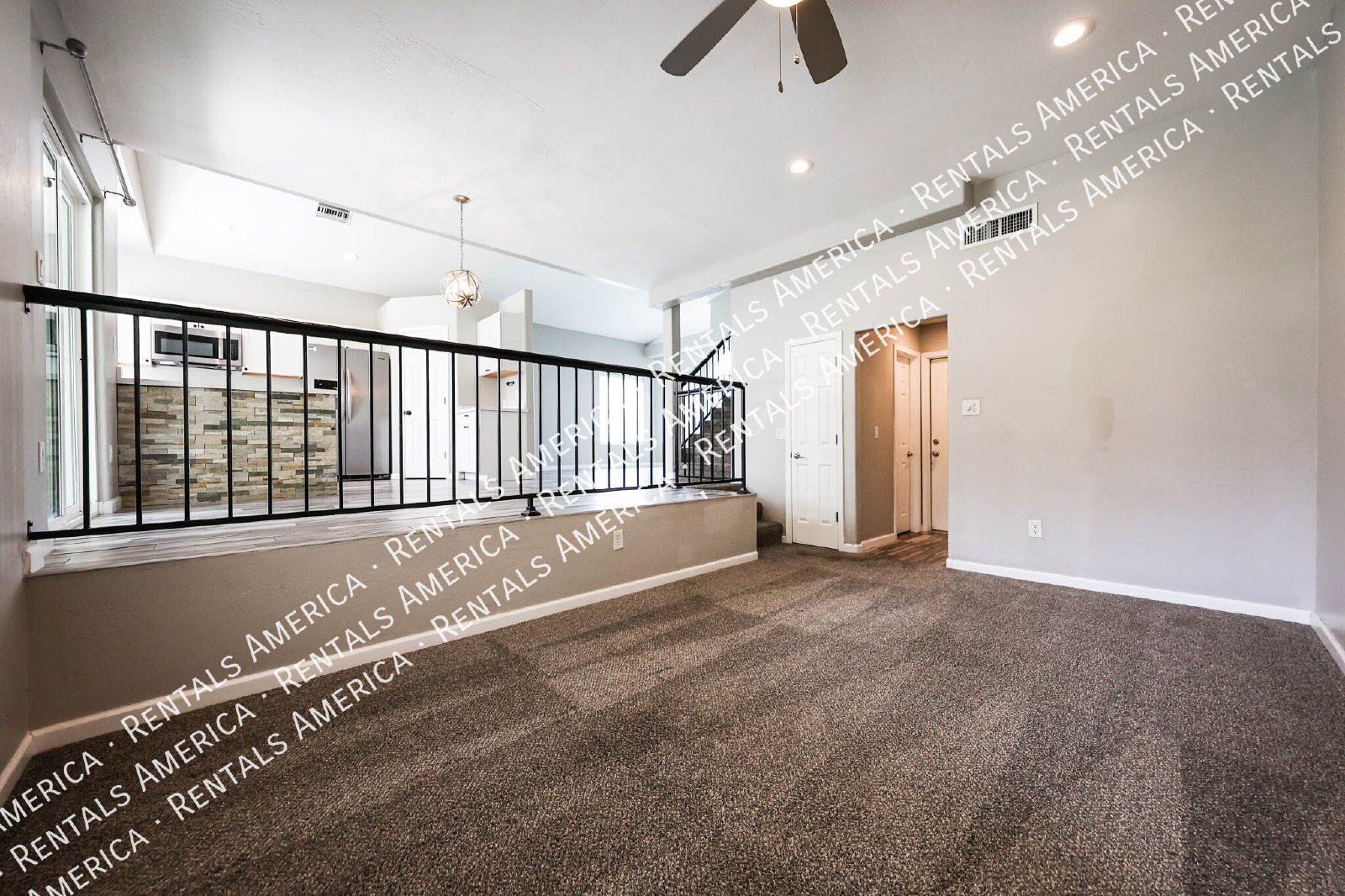 Spacious 3-Bedroom Corner Unit in Convenient East Mesa Location! property image