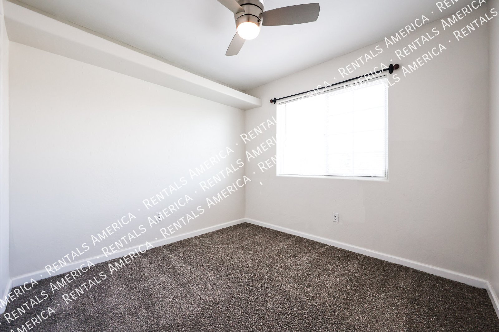 Spacious 3-Bedroom Corner Unit in Convenient East Mesa Location! property image
