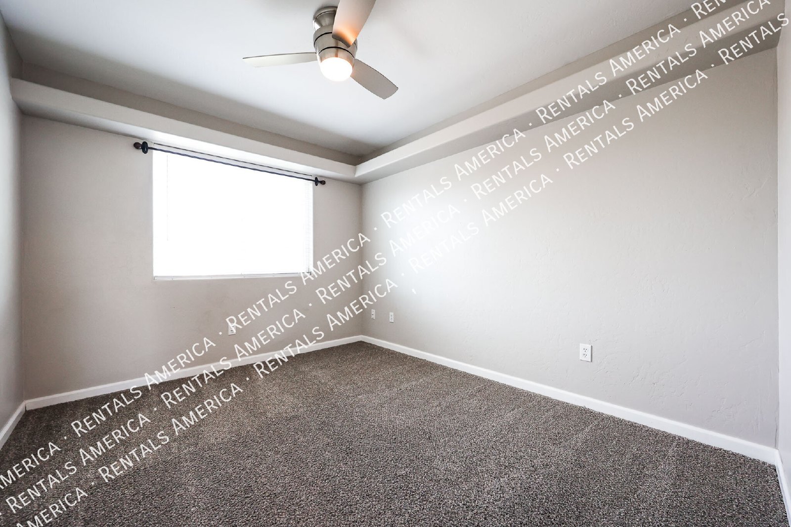 Spacious 3-Bedroom Corner Unit in Convenient East Mesa Location! property image