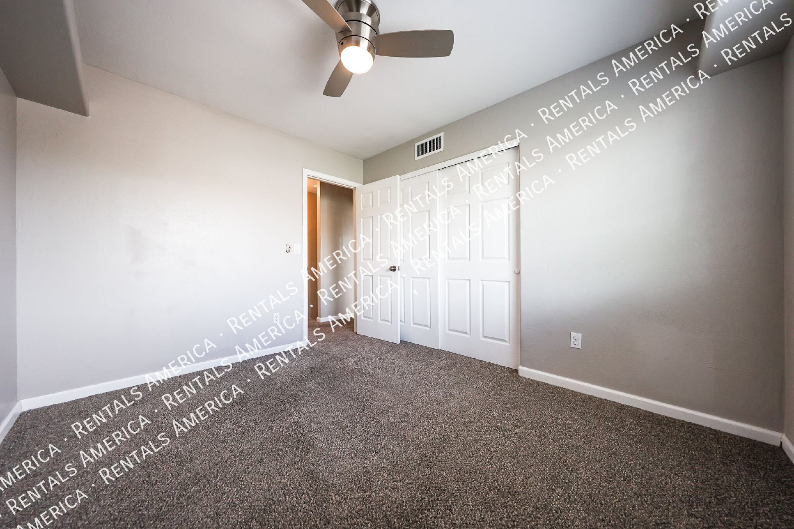 Spacious 3-Bedroom Corner Unit in Convenient East Mesa Location! property image