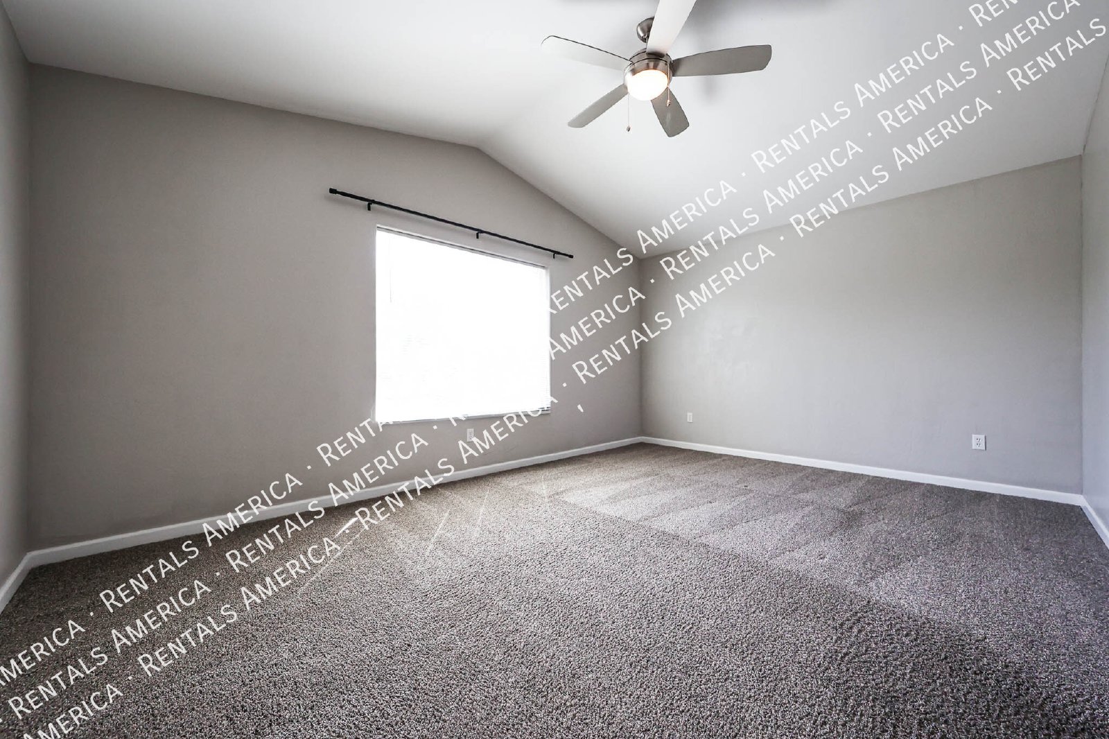 Spacious 3-Bedroom Corner Unit in Convenient East Mesa Location! property image