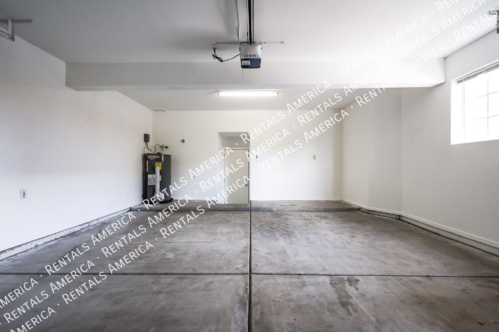 Spacious 3-Bedroom Corner Unit in Convenient East Mesa Location! property image