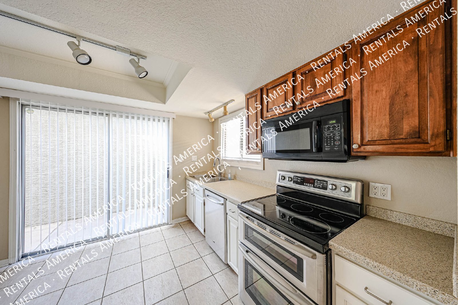 $500 RENT CREDIT Lease Signed by October 8! property image