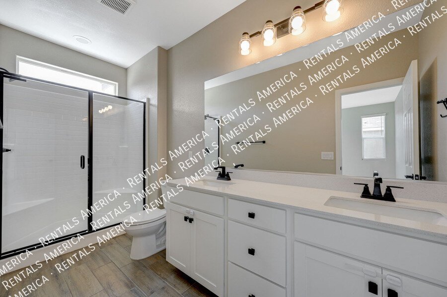 AVAILABLE NOW!! BEAUTIFUL *GATED* Designer Townhome in NLV! property image