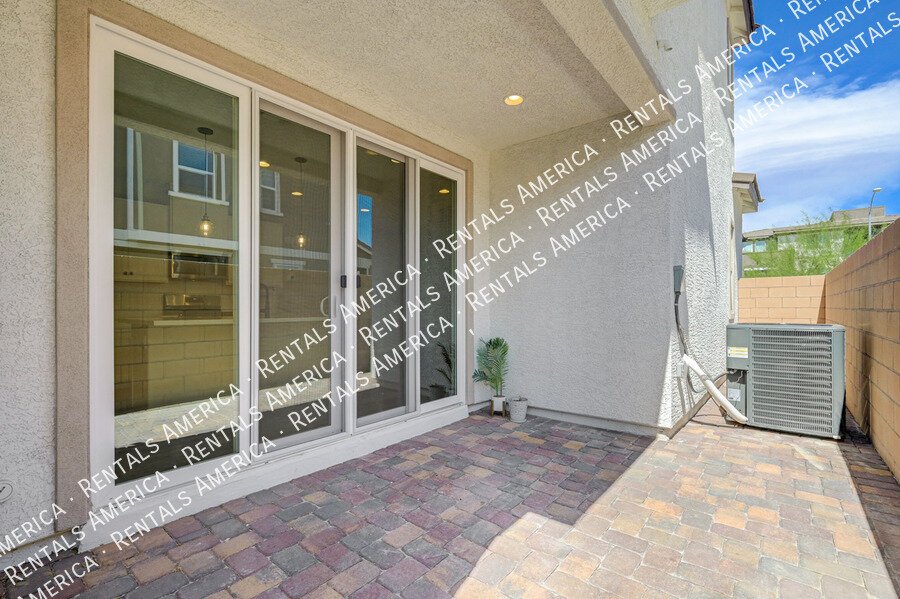 AVAILABLE NOW!! BEAUTIFUL *GATED* Designer Townhome in NLV! property image