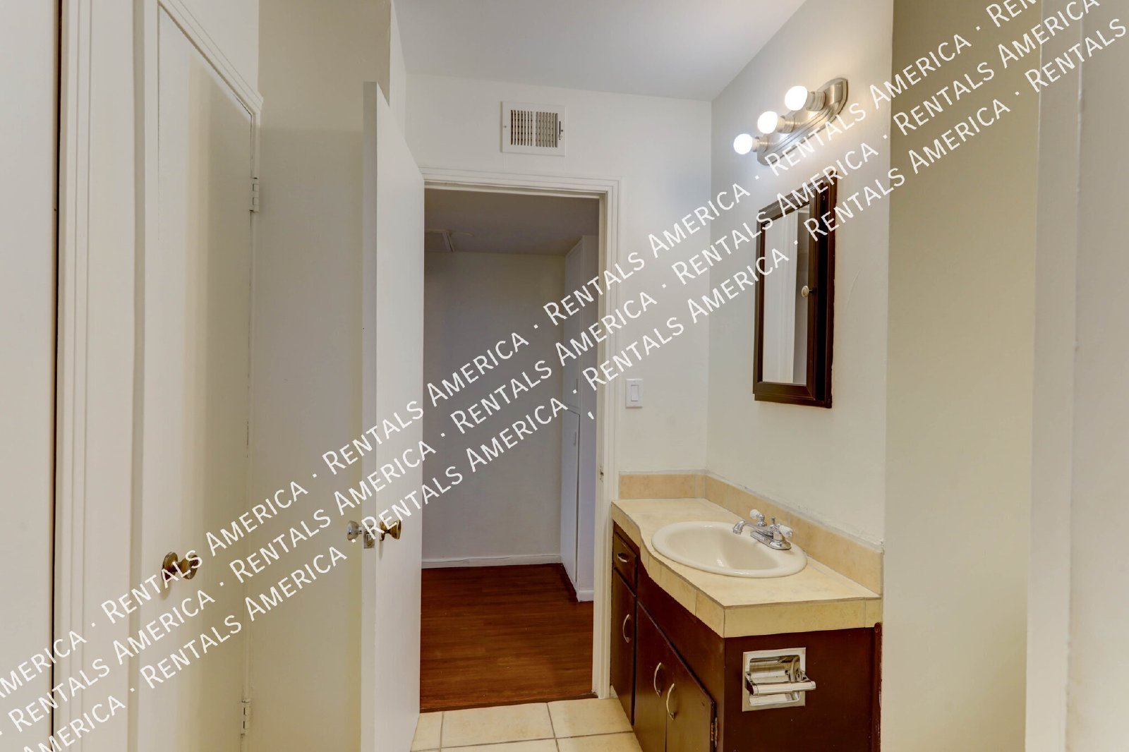 Charming 3 bedroom 2 bath Home with Modern Comforts property image