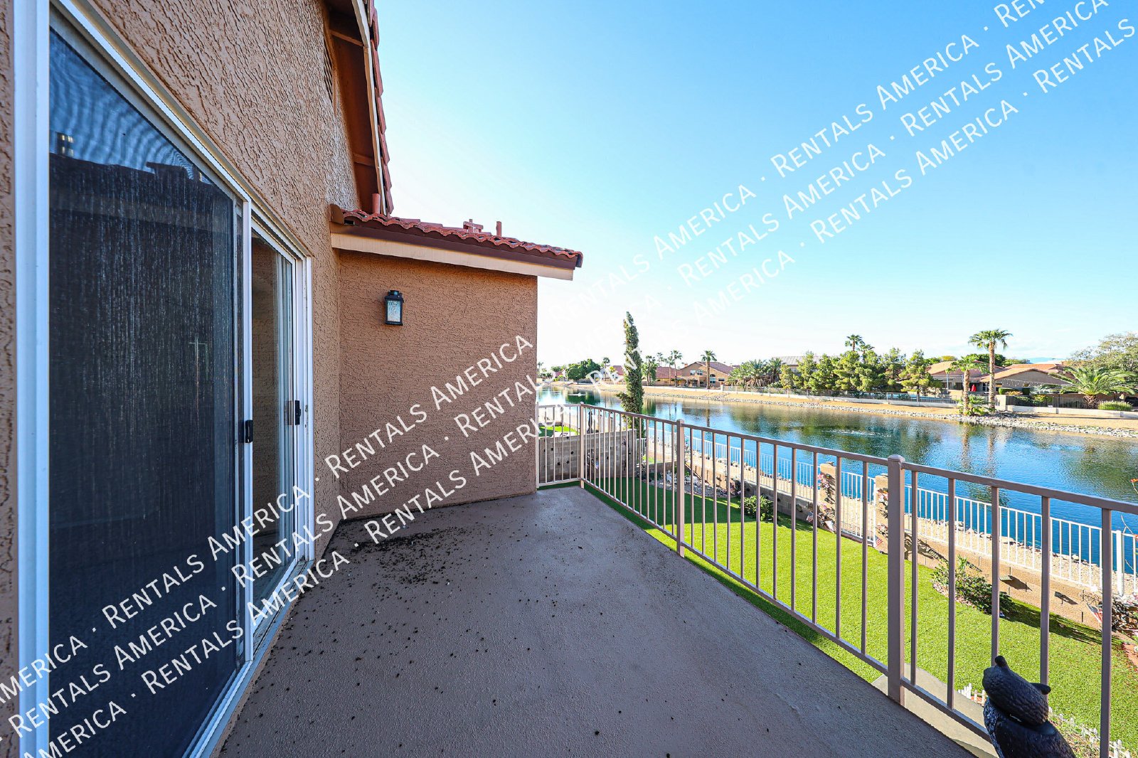 Elegant Glendale Waterfront Living property image