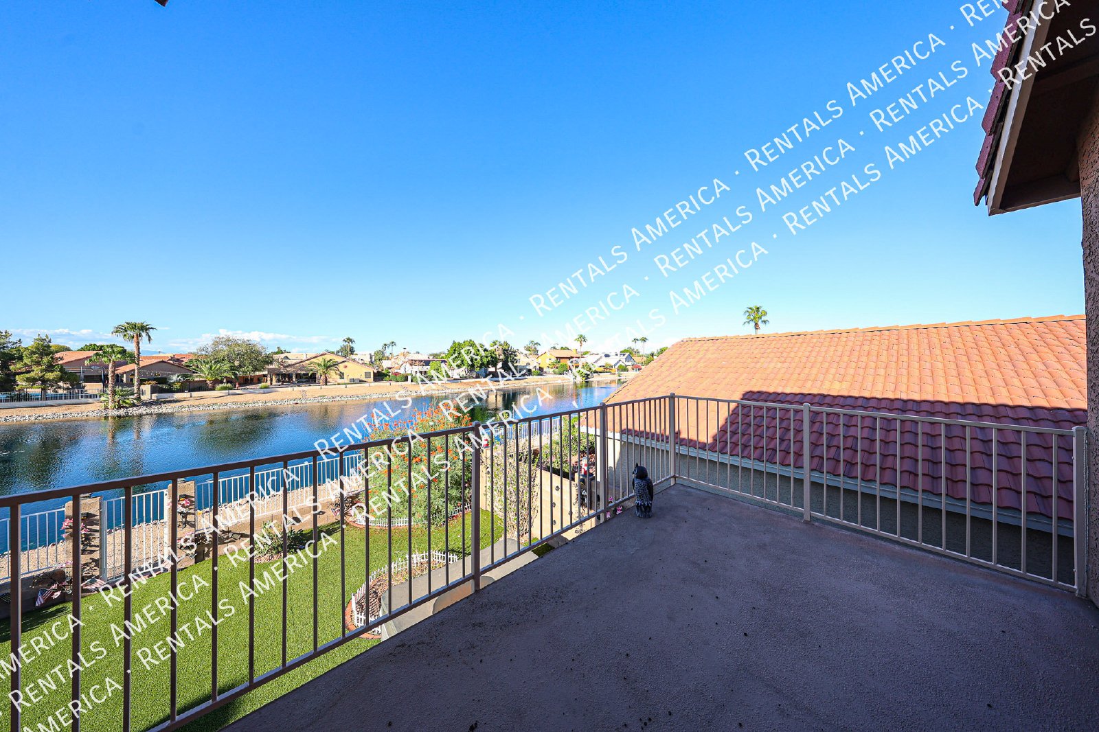 Elegant Glendale Waterfront Living property image