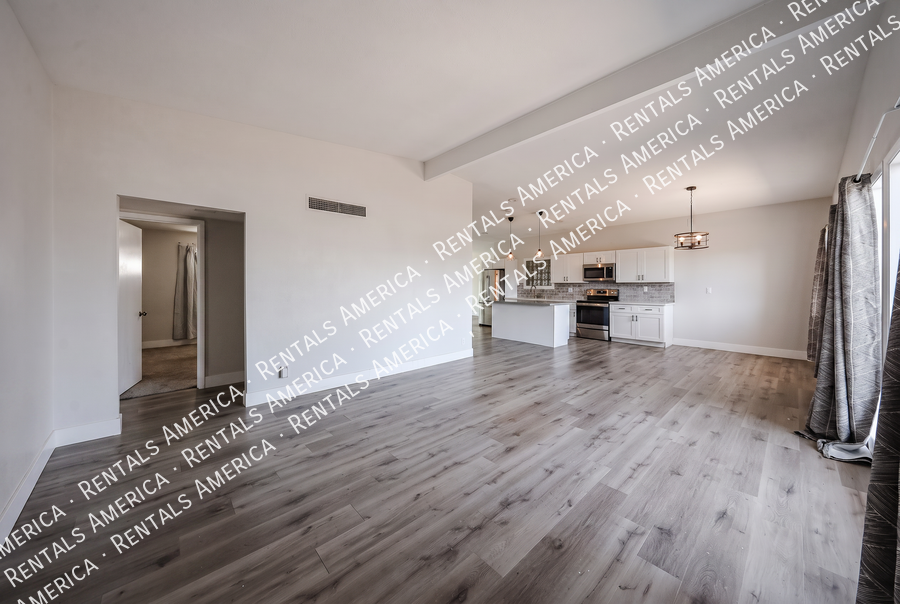 MOVE IN SPECIA! $2500 for monthly rentSOLAR, POOL, 2000 SQ Ft, SPECIAL property image
