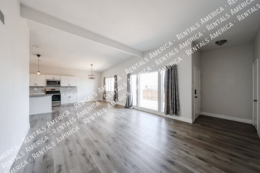 MOVE IN SPECIA! $2500 for monthly rentSOLAR, POOL, 2000 SQ Ft, SPECIAL property image