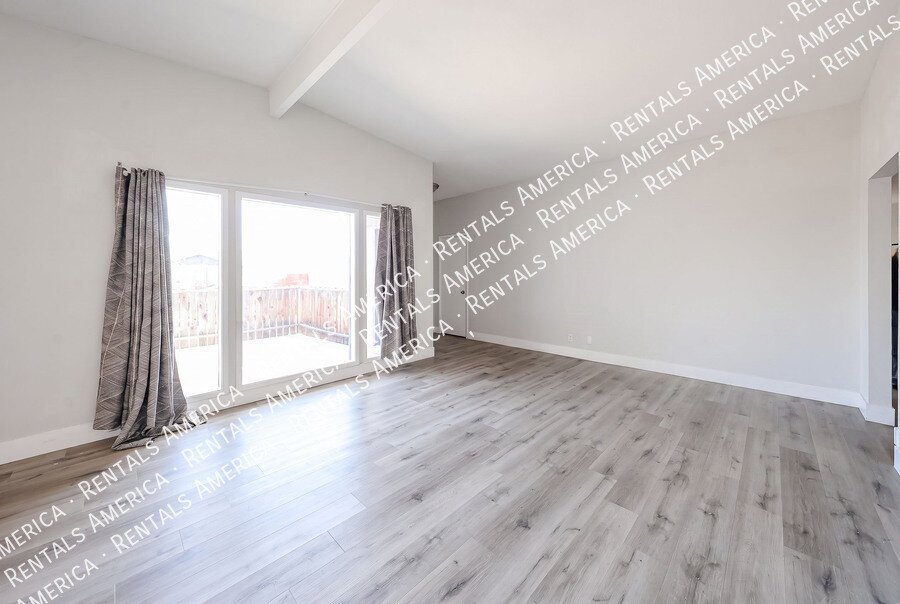 MOVE IN SPECIA! $2500 for monthly rentSOLAR, POOL, 2000 SQ Ft, SPECIAL property image