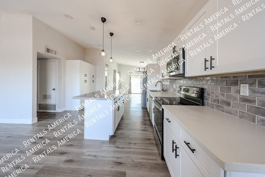 MOVE IN SPECIA! $2500 for monthly rentSOLAR, POOL, 2000 SQ Ft, SPECIAL property image