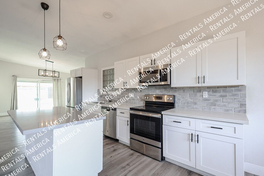 MOVE IN SPECIA! $2500 for monthly rentSOLAR, POOL, 2000 SQ Ft, SPECIAL property image