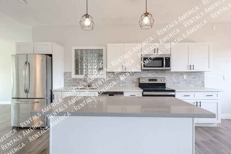 MOVE IN SPECIA! $2500 for monthly rentSOLAR, POOL, 2000 SQ Ft, SPECIAL property image
