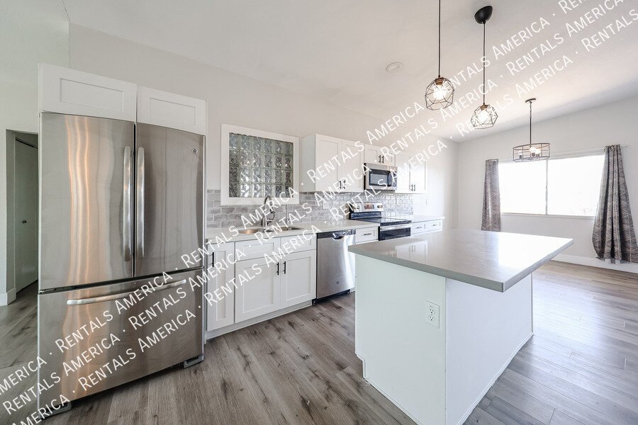 MOVE IN SPECIA! $2500 for monthly rentSOLAR, POOL, 2000 SQ Ft, SPECIAL property image