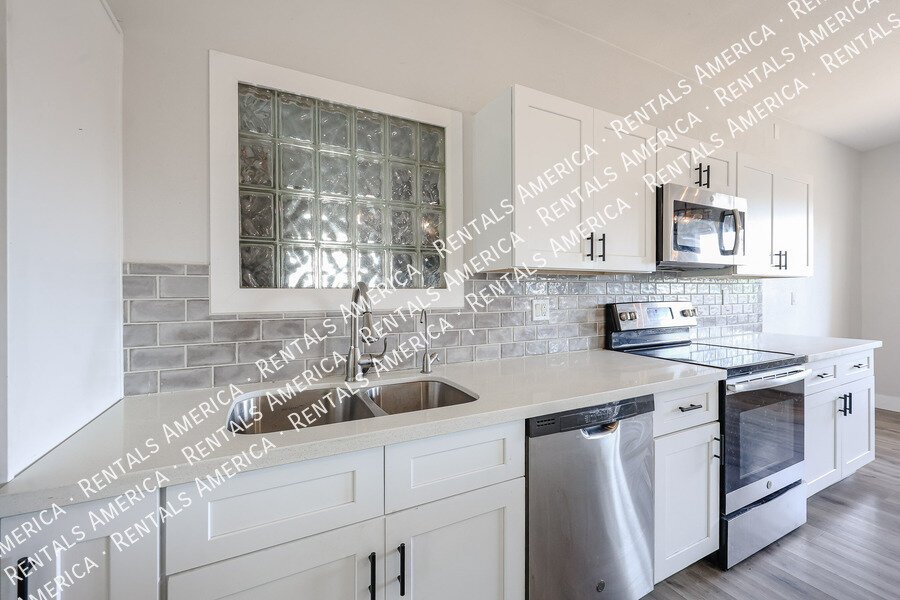 MOVE IN SPECIA! $2500 for monthly rentSOLAR, POOL, 2000 SQ Ft, SPECIAL property image