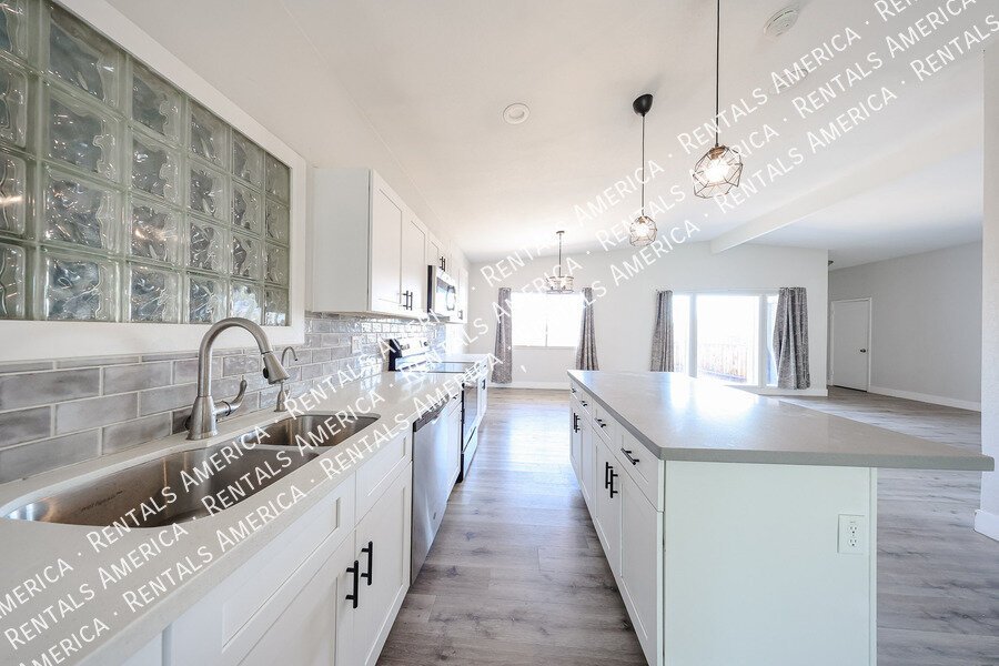 MOVE IN SPECIA! $2500 for monthly rentSOLAR, POOL, 2000 SQ Ft, SPECIAL property image