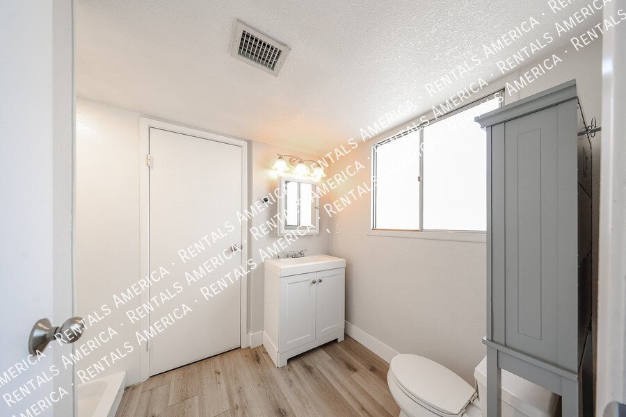 MOVE IN SPECIA! $2500 for monthly rentSOLAR, POOL, 2000 SQ Ft, SPECIAL property image