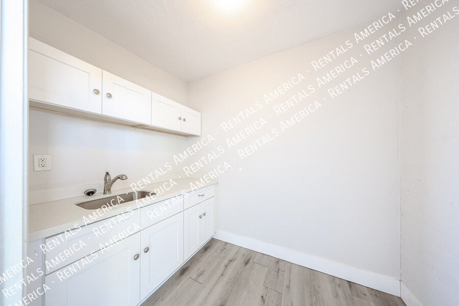 MOVE IN SPECIA! $2500 for monthly rentSOLAR, POOL, 2000 SQ Ft, SPECIAL property image