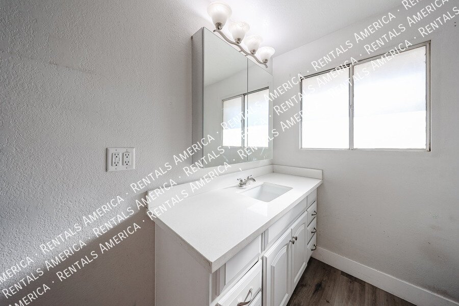 MOVE IN SPECIA! $2500 for monthly rentSOLAR, POOL, 2000 SQ Ft, SPECIAL property image
