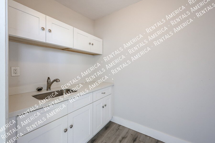 MOVE IN SPECIA! $2500 for monthly rentSOLAR, POOL, 2000 SQ Ft, SPECIAL property image