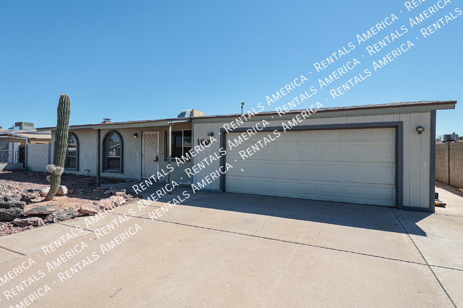 No HOA  Diving Pool  Mesa Home- 3 bedrooms 2 bath property image