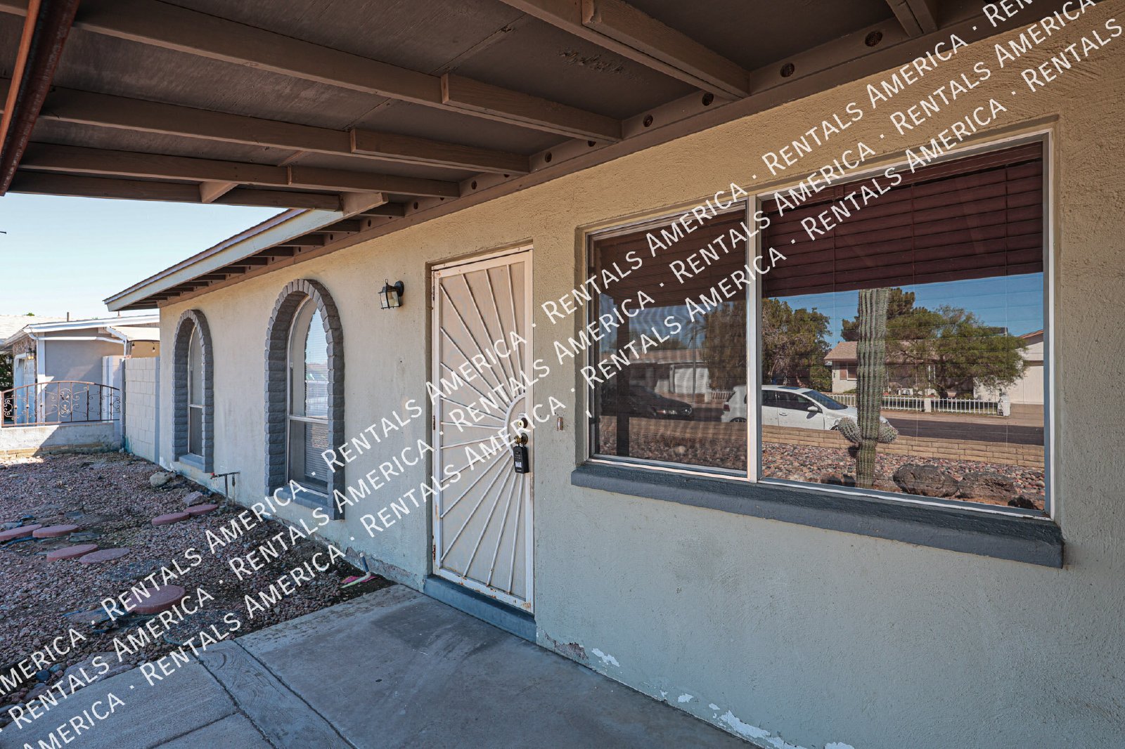 No HOA  Diving Pool  Mesa Home- 3 bedrooms 2 bath property image