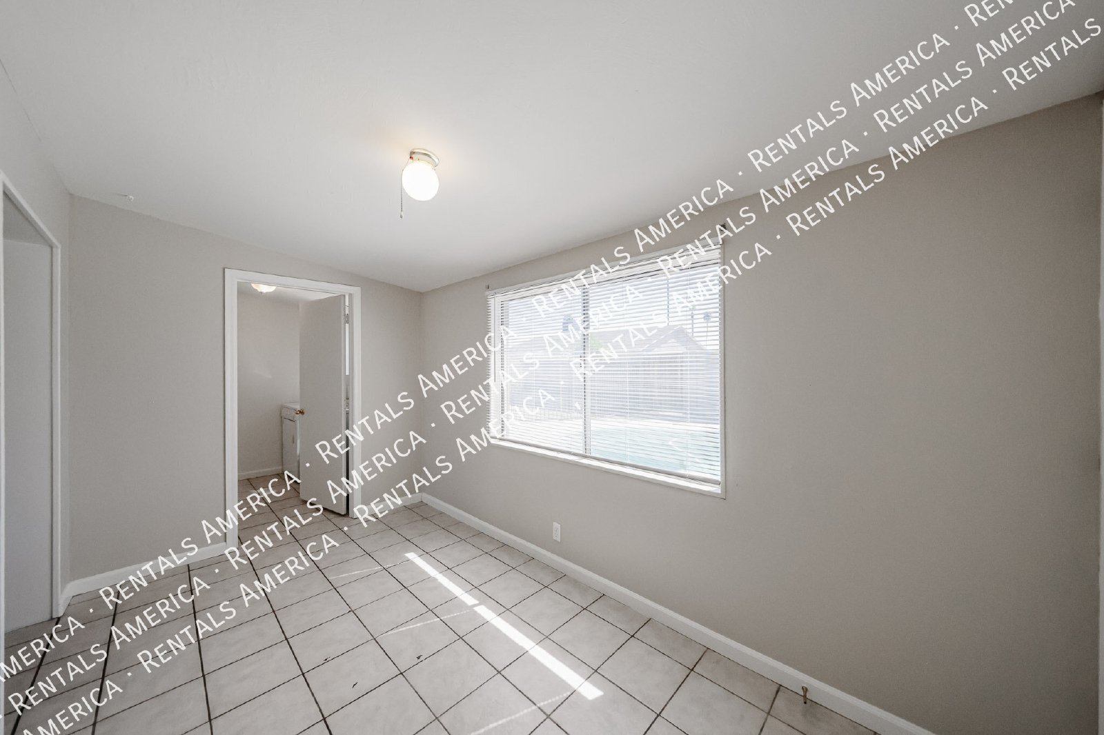No HOA  Diving Pool  Mesa Home- 3 bedrooms 2 bath property image