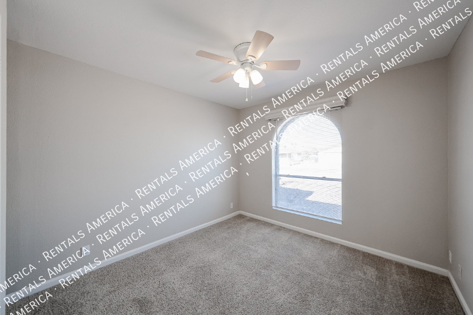 No HOA  Diving Pool  Mesa Home- 3 bedrooms 2 bath property image