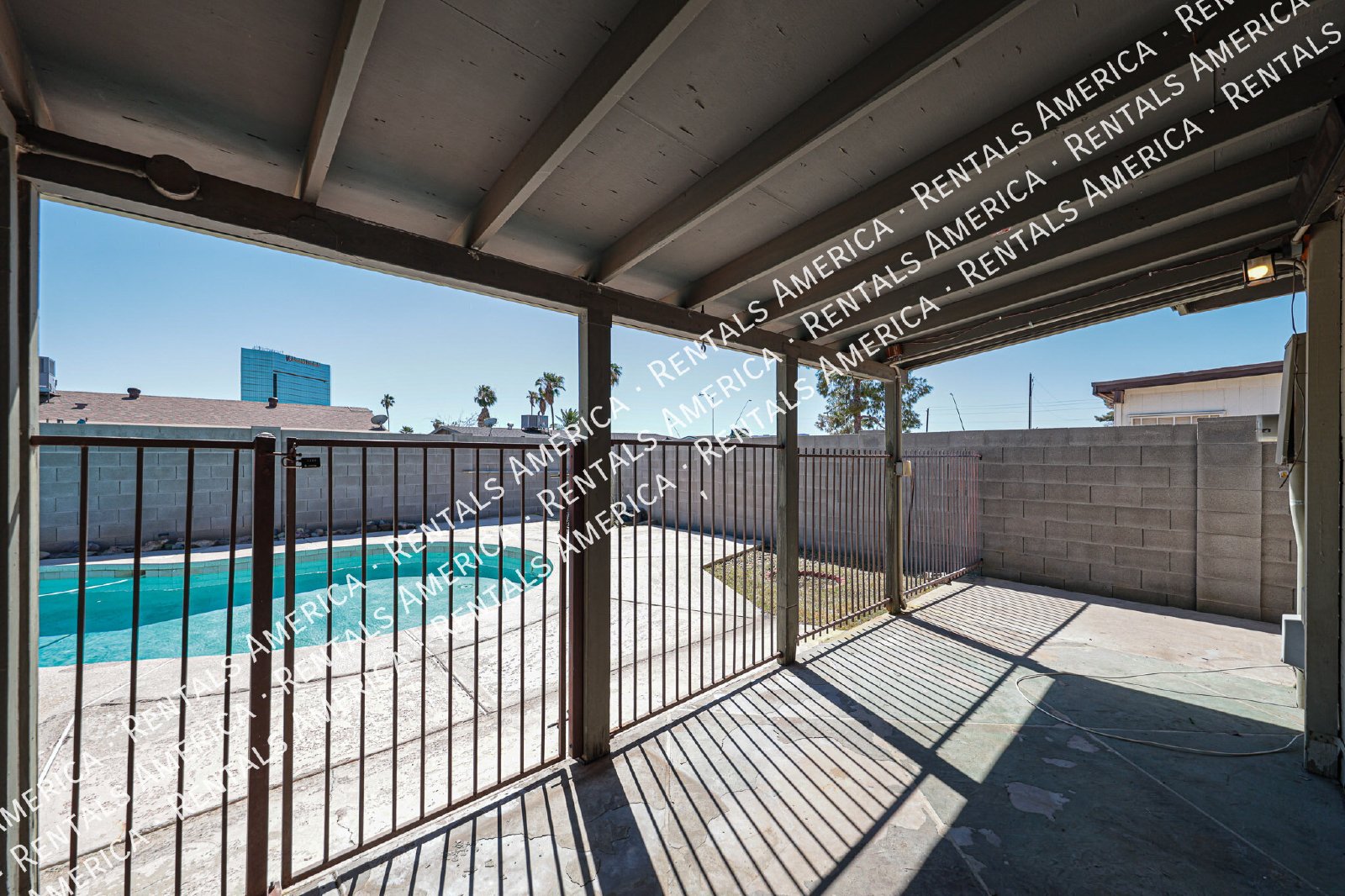 No HOA  Diving Pool  Mesa Home- 3 bedrooms 2 bath property image