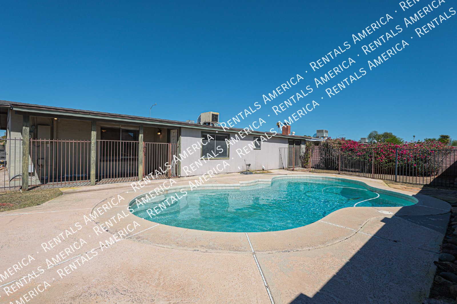 No HOA  Diving Pool  Mesa Home- 3 bedrooms 2 bath property image