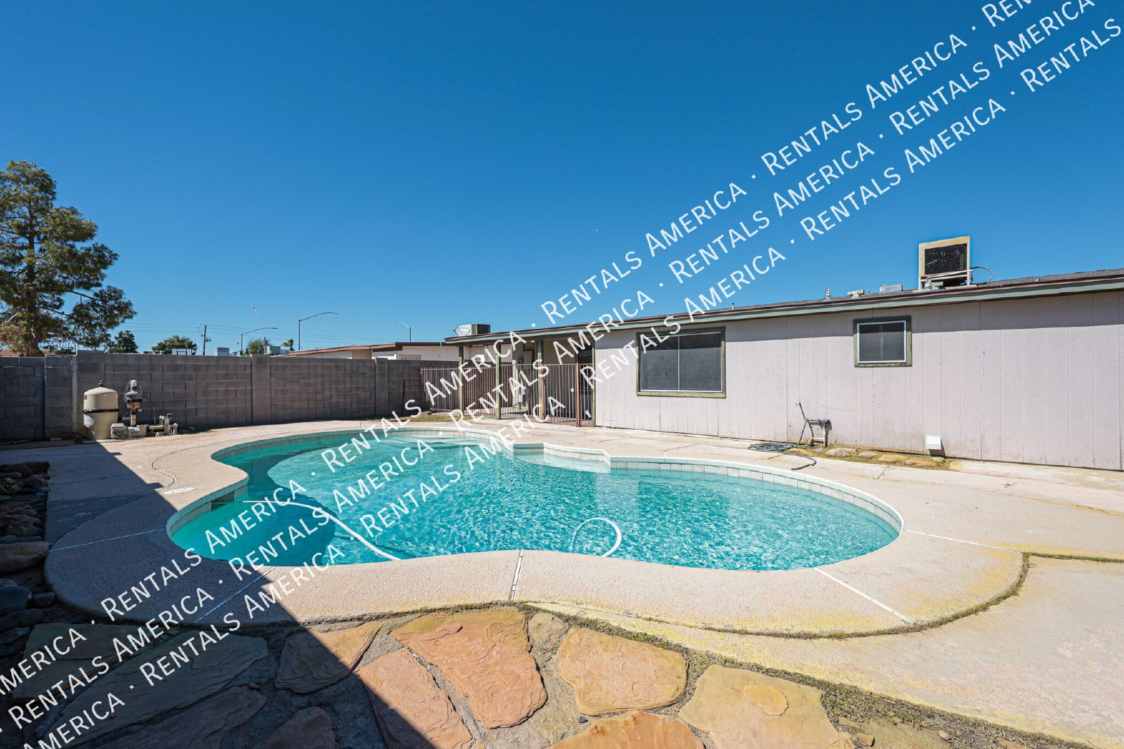 No HOA  Diving Pool  Mesa Home- 3 bedrooms 2 bath property image