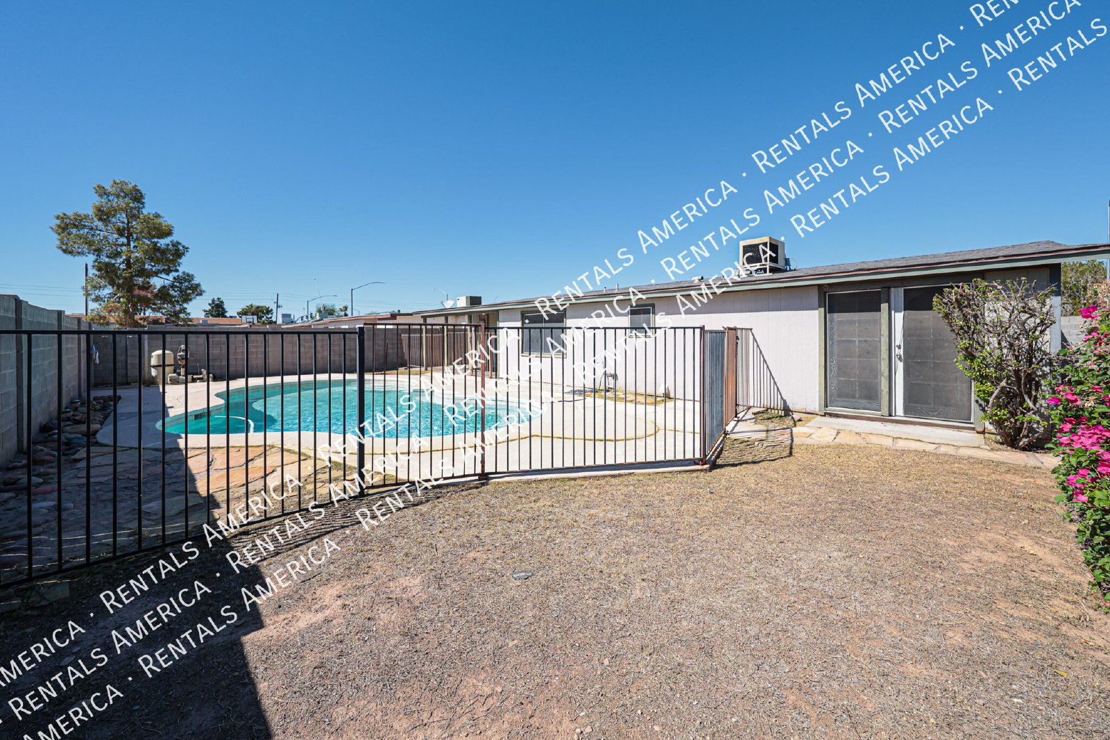 No HOA  Diving Pool  Mesa Home- 3 bedrooms 2 bath property image