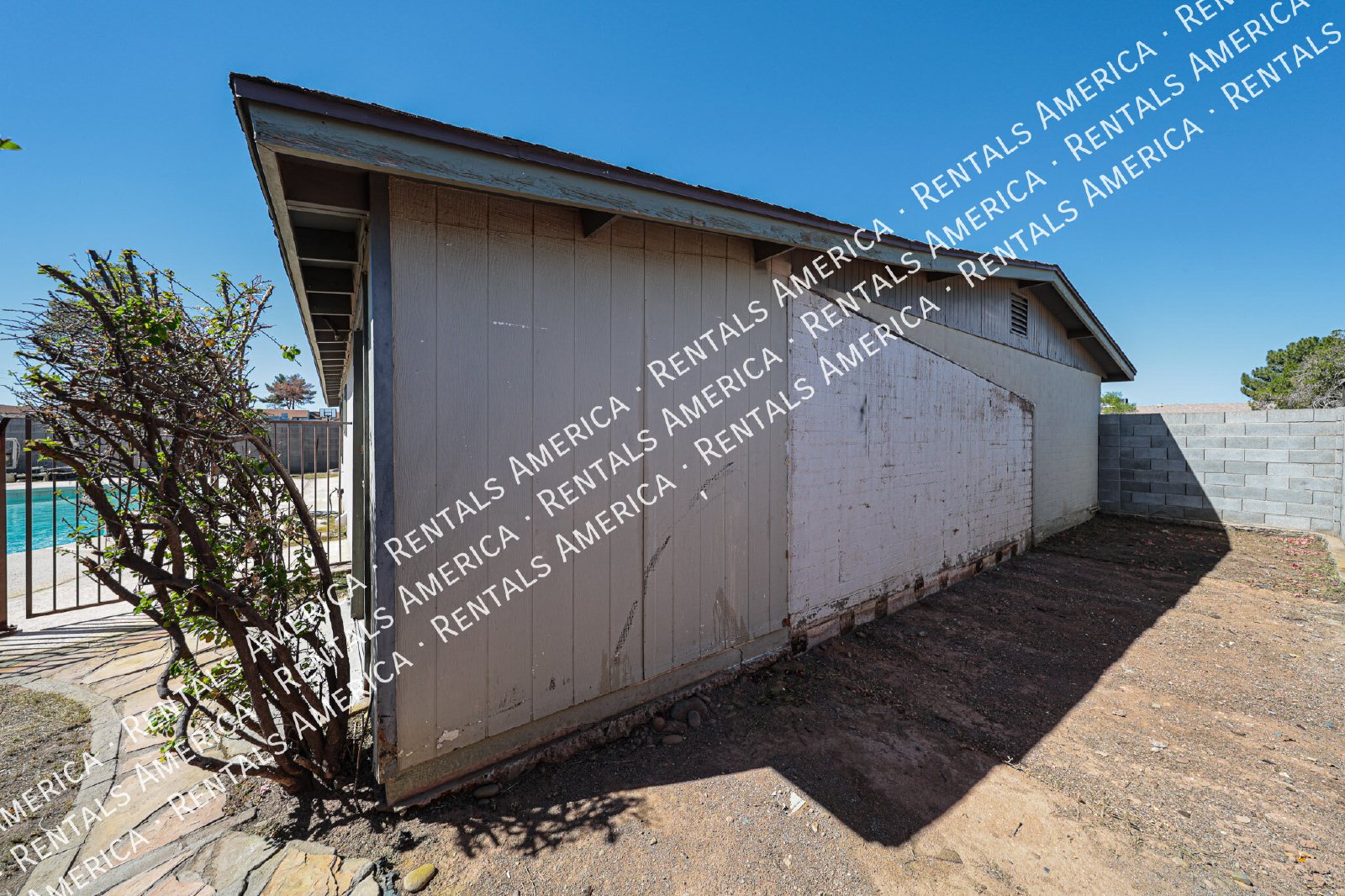 No HOA  Diving Pool  Mesa Home- 3 bedrooms 2 bath property image