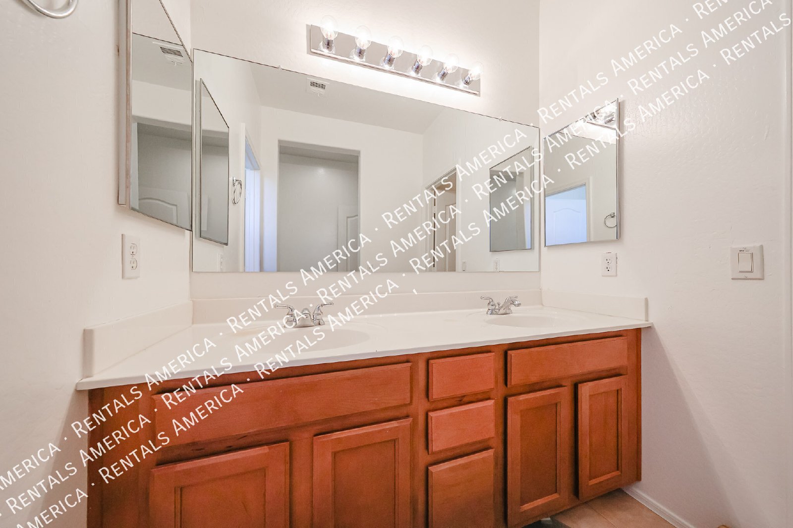 Gated Community! 3 Bedroom Townhouse w/ 2 Car Garage! property image