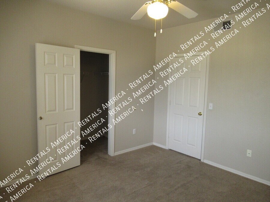 Spaciious 3RD Floor 1 BD 1BA Condo in the Gated Red Rox Community! property image