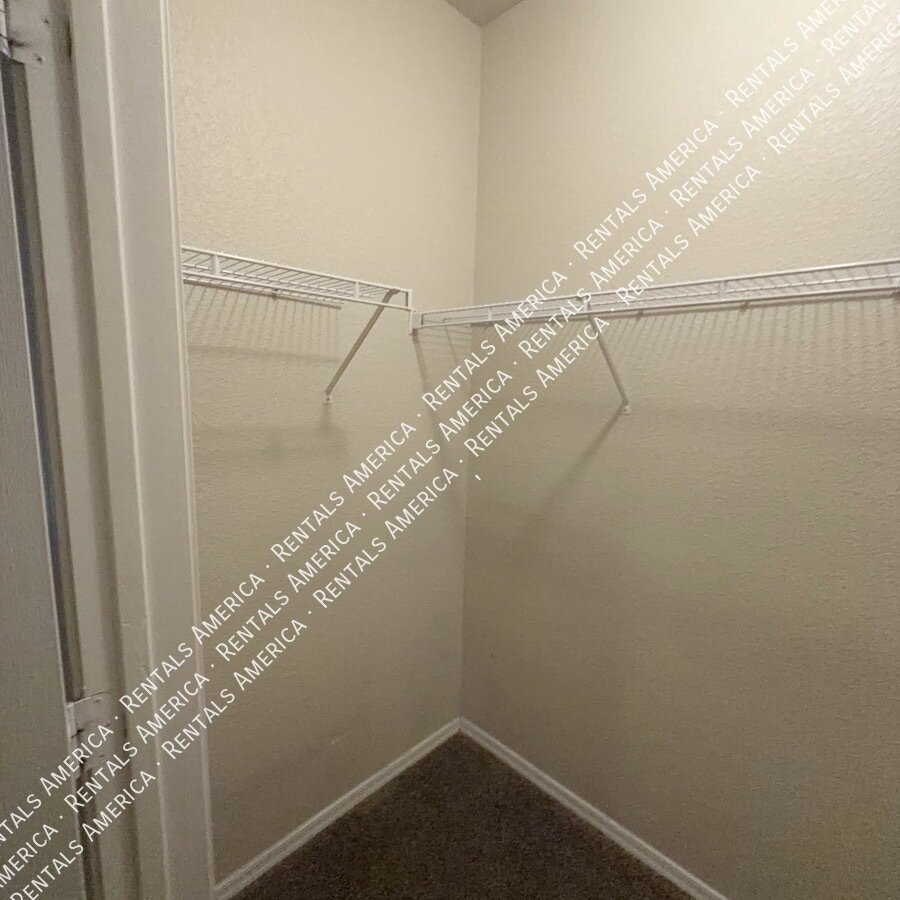 Spaciious 3RD Floor 1 BD 1BA Condo in the Gated Red Rox Community! property image