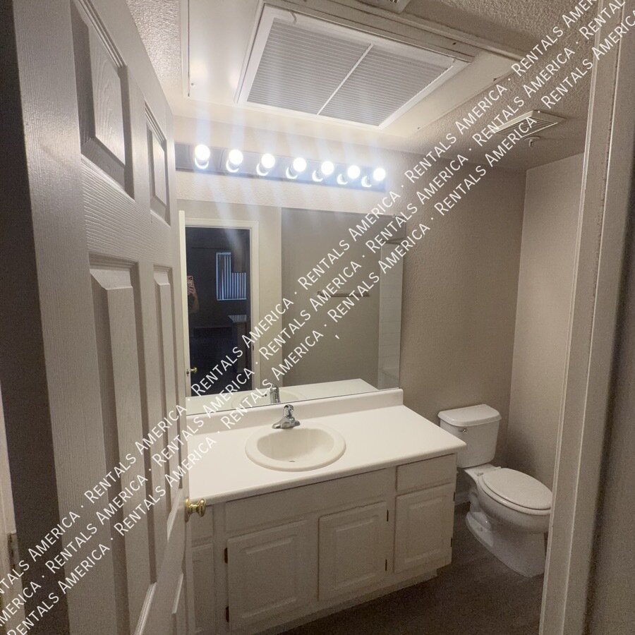 Spaciious 3RD Floor 1 BD 1BA Condo in the Gated Red Rox Community! property image