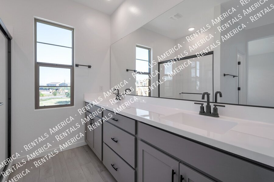 4 BEDROOM IN EASTMARK property image