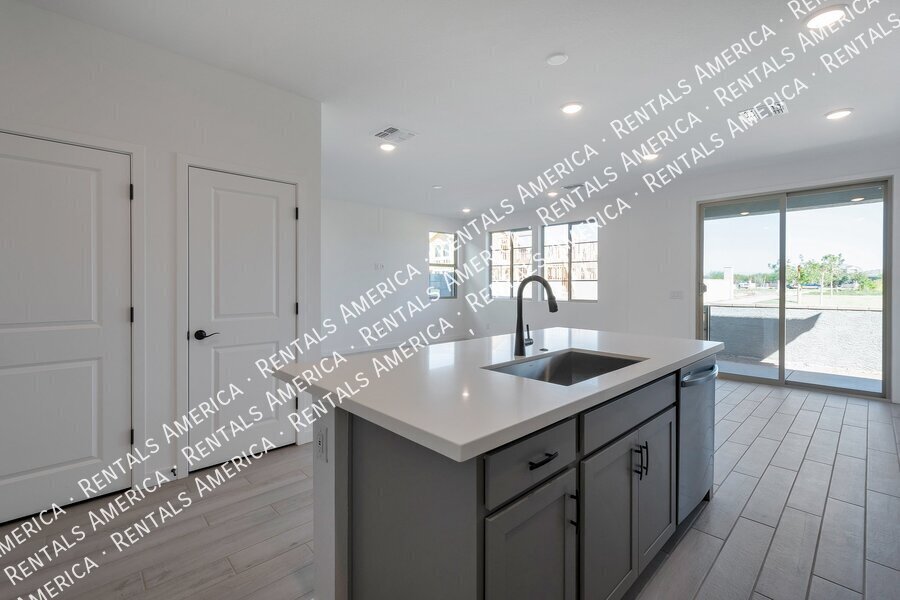 4 BEDROOM IN EASTMARK property image
