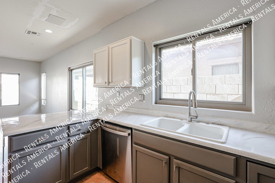 SPACIOUS 3 BEDROOM IN TOLLESON property image