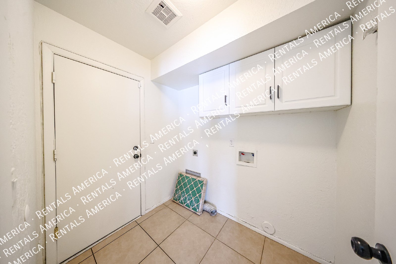 Spacious 4-Bedroom Townhome 2-Car Garage, Solar system, & Community Am property image