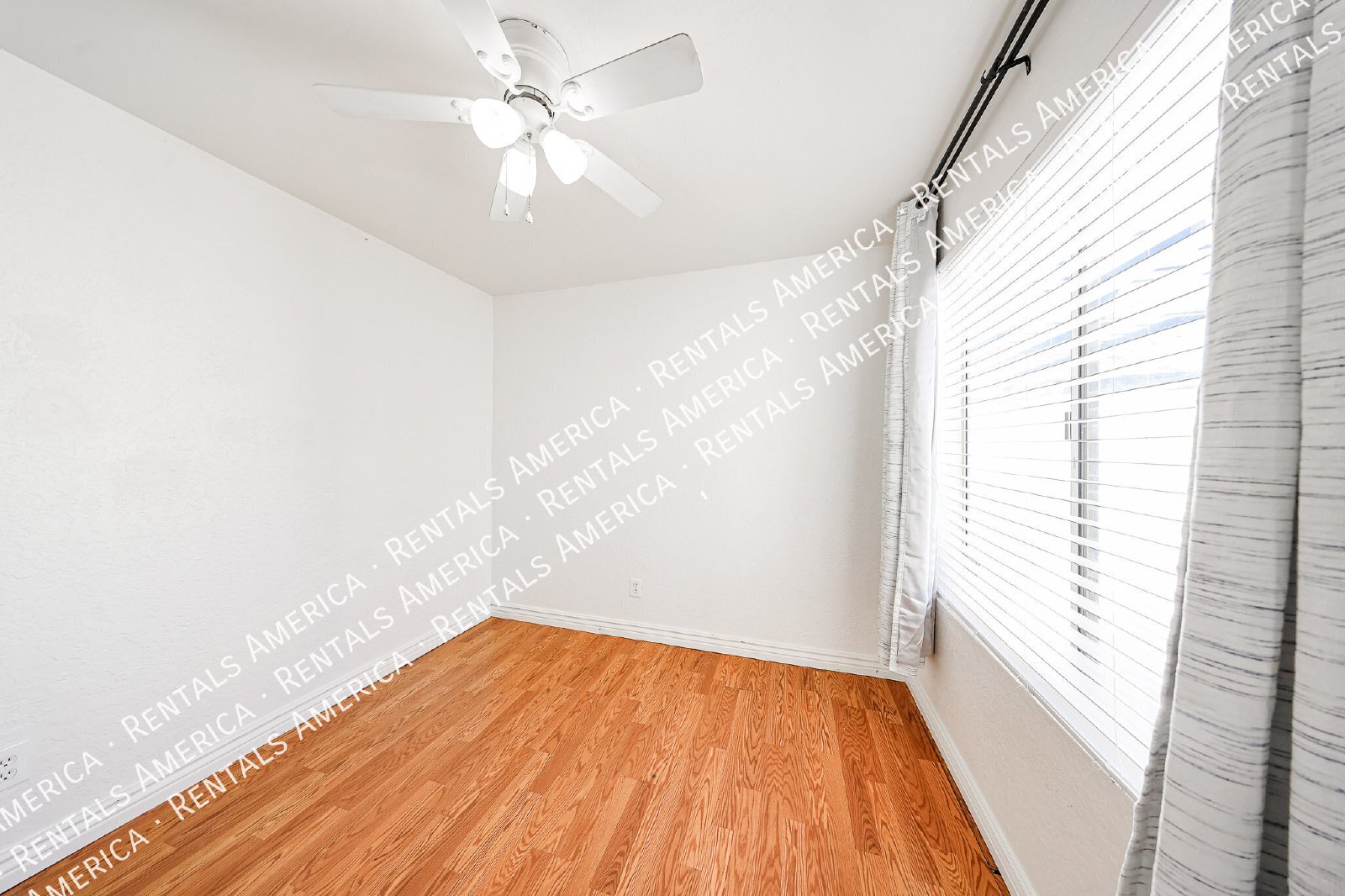 Spacious 4-Bedroom Townhome 2-Car Garage, Solar system, & Community Am property image